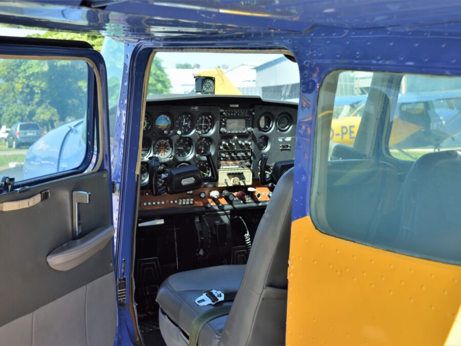 Cessna 172 kabiin analoognäidikutega