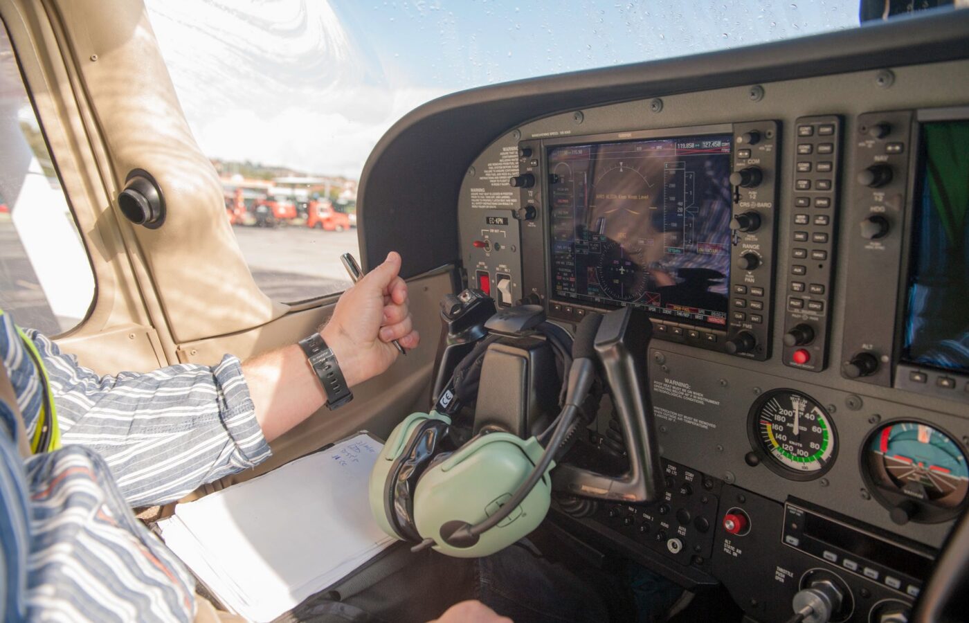 Garmin G1000 klaaskabiin, käsi gaasihooval